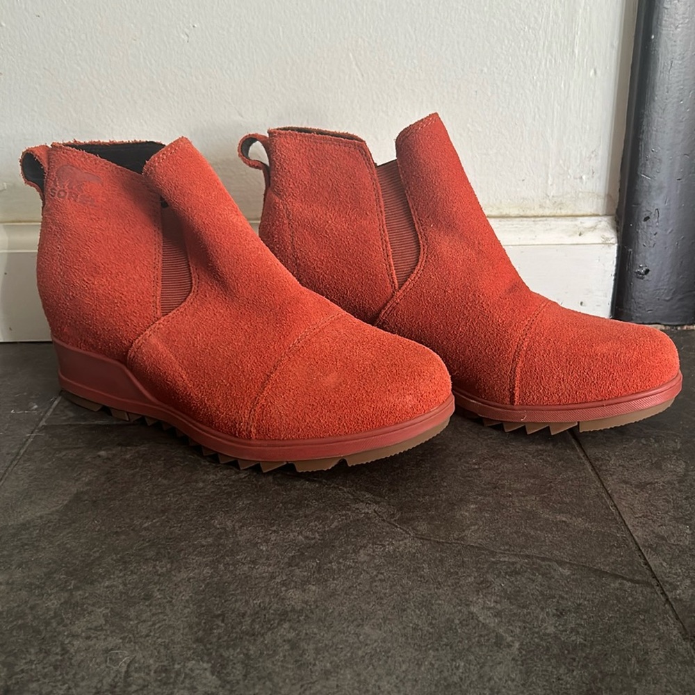 Sorel women’s suede wedge ankle boots size 8.5 - worn once!
